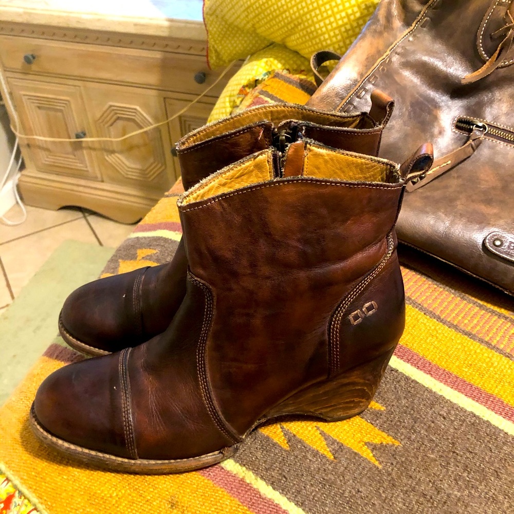 Bedstu short boots with small heel. Beautiful !